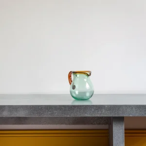 Pichet transparent avec ligne ambre